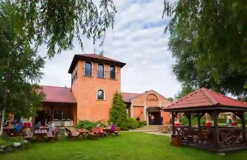 Hotel Ognisty Ptak - Blick auf das Gebäude und den See